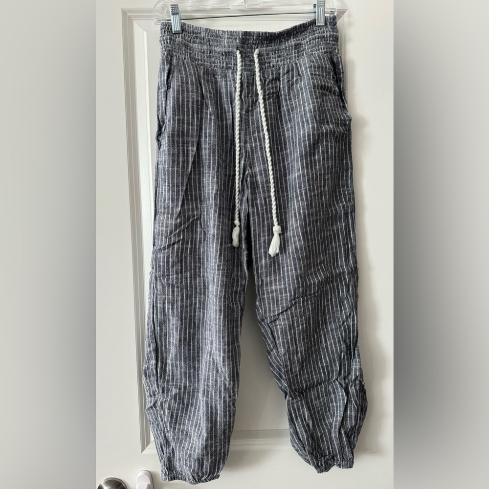 Aerie women’s lightweight casual pant. Size M. 100% cotton. Perfect for summer!